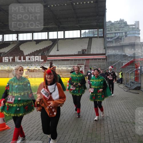 07.12.2025 - St. Pauli X-Mass-Run No. 15 Fabian Wolf http://msf.ph/oto/9419231 07.12.2025 11:30:52 Ziel 487, 539, 554, 579, 581, 848, 865, 870, 872, 2307, 2308, 2311, 2314, 2317, 2319, 2449, 2450, 2871, 3328 meine-sportfotos.de