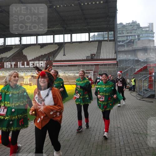 07.12.2025 - St. Pauli X-Mass-Run No. 15 Fabian Wolf http://msf.ph/oto/9419232 07.12.2025 11:30:52 Ziel 487, 539, 554, 579, 581, 848, 865, 870, 872, 2307, 2308, 2311, 2314, 2317, 2319, 2449, 2450, 2871, 3328 meine-sportfotos.de