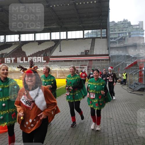 07.12.2025 - St. Pauli X-Mass-Run No. 15 Fabian Wolf http://msf.ph/oto/9419233 07.12.2025 11:30:52 Ziel 487, 539, 554, 579, 581, 848, 865, 870, 872, 2307, 2308, 2311, 2314, 2317, 2319, 2449, 2450, 2871, 3328 meine-sportfotos.de