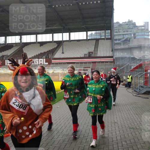07.12.2025 - St. Pauli X-Mass-Run No. 15 Fabian Wolf http://msf.ph/oto/9419234 07.12.2025 11:30:53 Ziel 487, 539, 554, 579, 581, 848, 865, 870, 872, 1595, 2307, 2308, 2311, 2314, 2317, 2319, 2449, 2450, 2871, 3328 meine-sportfotos.de