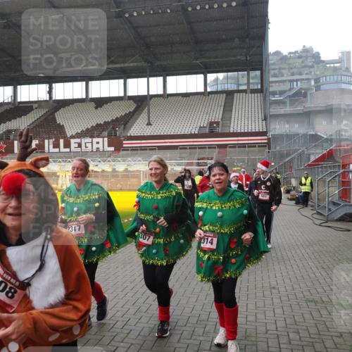 07.12.2025 - St. Pauli X-Mass-Run No. 15 Fabian Wolf http://msf.ph/oto/9419235 07.12.2025 11:30:53 Ziel 487, 539, 554, 579, 581, 848, 865, 870, 872, 1595, 2307, 2308, 2311, 2314, 2317, 2319, 2449, 2450, 2871, 3328 meine-sportfotos.de