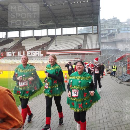 07.12.2025 - St. Pauli X-Mass-Run No. 15 Fabian Wolf http://msf.ph/oto/9419236 07.12.2025 11:30:53 Ziel 487, 539, 554, 579, 581, 848, 865, 870, 872, 1595, 2307, 2308, 2311, 2314, 2317, 2319, 2449, 2450, 2871, 3328 meine-sportfotos.de