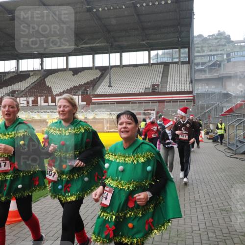 07.12.2025 - St. Pauli X-Mass-Run No. 15 Fabian Wolf http://msf.ph/oto/9419238 07.12.2025 11:30:53 Ziel 487, 539, 554, 579, 581, 848, 865, 870, 872, 1595, 2307, 2308, 2311, 2314, 2317, 2319, 2449, 2450, 2871, 3328 meine-sportfotos.de