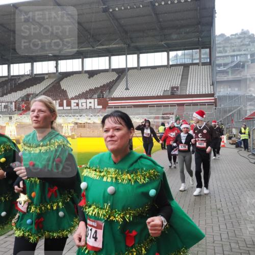 07.12.2025 - St. Pauli X-Mass-Run No. 15 Fabian Wolf http://msf.ph/oto/9419239 07.12.2025 11:30:54 Ziel 487, 539, 554, 579, 581, 848, 865, 870, 872, 1595, 2307, 2308, 2311, 2314, 2317, 2319, 2449, 2450, 2871, 3328 meine-sportfotos.de