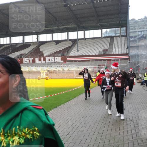 07.12.2025 - St. Pauli X-Mass-Run No. 15 Fabian Wolf http://msf.ph/oto/9419241 07.12.2025 11:30:54 Ziel 487, 539, 554, 579, 581, 848, 865, 870, 872, 1595, 2307, 2308, 2311, 2314, 2317, 2319, 2449, 2450, 2871, 3328 meine-sportfotos.de