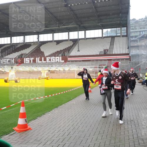 07.12.2025 - St. Pauli X-Mass-Run No. 15 Fabian Wolf http://msf.ph/oto/9419242 07.12.2025 11:30:54 Ziel 487, 539, 554, 579, 581, 848, 865, 870, 872, 1595, 2307, 2308, 2311, 2314, 2317, 2319, 2449, 2450, 2871, 3328 meine-sportfotos.de