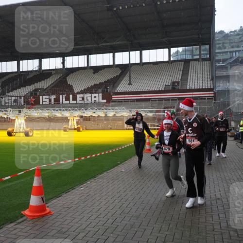 07.12.2025 - St. Pauli X-Mass-Run No. 15 Fabian Wolf http://msf.ph/oto/9419243 07.12.2025 11:30:54 Ziel 487, 539, 554, 579, 581, 848, 865, 870, 872, 1595, 2307, 2308, 2311, 2314, 2317, 2319, 2449, 2450, 2871, 3328 meine-sportfotos.de