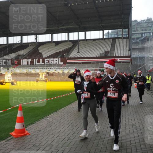 07.12.2025 - St. Pauli X-Mass-Run No. 15 Fabian Wolf http://msf.ph/oto/9419244 07.12.2025 11:30:55 Ziel 487, 539, 554, 579, 581, 848, 870, 872, 1595, 2307, 2308, 2311, 2314, 2317, 2319, 2449, 2450, 3328 meine-sportfotos.de