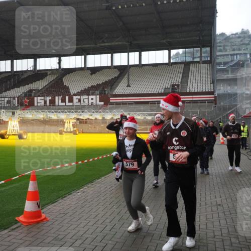 07.12.2025 - St. Pauli X-Mass-Run No. 15 Fabian Wolf http://msf.ph/oto/9419245 07.12.2025 11:30:55 Ziel 487, 539, 554, 579, 581, 848, 870, 872, 1595, 2307, 2308, 2311, 2314, 2317, 2319, 2449, 2450, 3328 meine-sportfotos.de