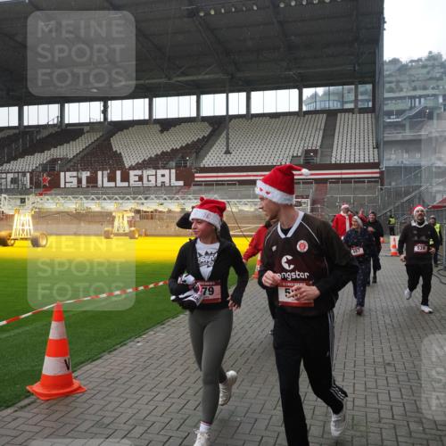 07.12.2025 - St. Pauli X-Mass-Run No. 15 Fabian Wolf http://msf.ph/oto/9419246 07.12.2025 11:30:55 Ziel 487, 539, 554, 579, 581, 848, 870, 872, 1595, 2307, 2308, 2311, 2314, 2317, 2319, 2449, 2450, 3328 meine-sportfotos.de