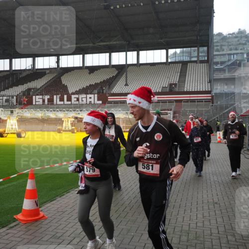 07.12.2025 - St. Pauli X-Mass-Run No. 15 Fabian Wolf http://msf.ph/oto/9419247 07.12.2025 11:30:56 Ziel 203, 487, 539, 554, 579, 581, 848, 872, 1595, 2307, 2308, 2311, 2314, 2317, 2319, 2449, 2450, 3328 meine-sportfotos.de