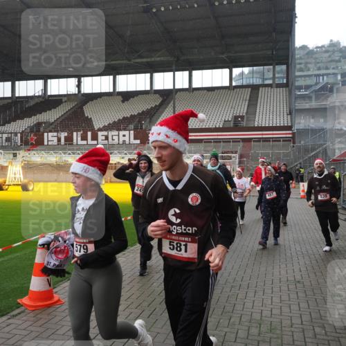 07.12.2025 - St. Pauli X-Mass-Run No. 15 Fabian Wolf http://msf.ph/oto/9419248 07.12.2025 11:30:56 Ziel 203, 487, 539, 554, 579, 581, 848, 872, 1595, 2307, 2308, 2311, 2314, 2317, 2319, 2449, 2450, 3328 meine-sportfotos.de