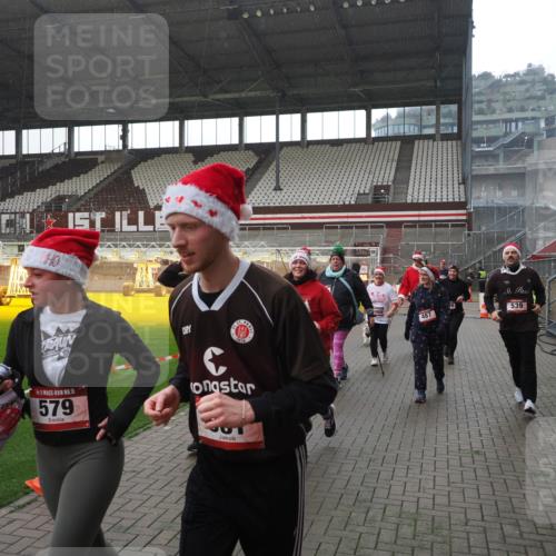 07.12.2025 - St. Pauli X-Mass-Run No. 15 Fabian Wolf http://msf.ph/oto/9419249 07.12.2025 11:30:56 Ziel 203, 487, 539, 554, 579, 581, 848, 872, 1595, 2307, 2308, 2311, 2314, 2317, 2319, 2449, 2450, 3328 meine-sportfotos.de