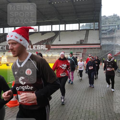 07.12.2025 - St. Pauli X-Mass-Run No. 15 Fabian Wolf http://msf.ph/oto/9419250 07.12.2025 11:30:56 Ziel 203, 487, 539, 554, 579, 581, 848, 872, 1595, 2307, 2308, 2311, 2314, 2317, 2319, 2449, 2450, 3328 meine-sportfotos.de