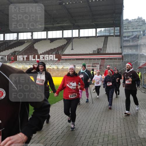 07.12.2025 - St. Pauli X-Mass-Run No. 15 Fabian Wolf http://msf.ph/oto/9419251 07.12.2025 11:30:56 Ziel 203, 487, 539, 554, 579, 581, 848, 872, 1595, 2307, 2308, 2311, 2314, 2317, 2319, 2449, 2450, 3328 meine-sportfotos.de