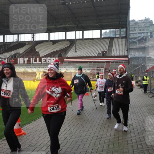 07.12.2025 - St. Pauli X-Mass-Run No. 15 Fabian Wolf http://msf.ph/oto/9419254 07.12.2025 11:30:57 Ziel 203, 487, 539, 554, 579, 581, 848, 1595, 2307, 2308, 2311, 2314, 2317, 2449, 2450, 3328 meine-sportfotos.de