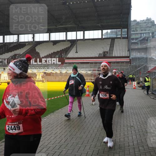 07.12.2025 - St. Pauli X-Mass-Run No. 15 Fabian Wolf http://msf.ph/oto/9419256 07.12.2025 11:30:57 Ziel 203, 487, 539, 554, 579, 581, 848, 1595, 2307, 2308, 2311, 2314, 2317, 2449, 2450, 3328 meine-sportfotos.de