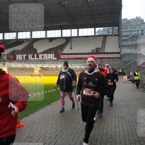 07.12.2025 - St. Pauli X-Mass-Run No. 15 Fabian Wolf http://msf.ph/oto/9419257 07.12.2025 11:30:58 Ziel 203, 487, 539, 554, 579, 581, 848, 1595, 2307, 2308, 2311, 2314, 2317, 2449, 2450, 3328 meine-sportfotos.de