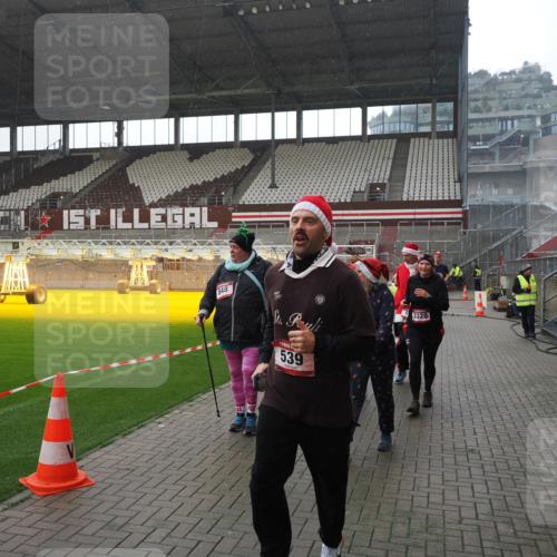07.12.2025 - St. Pauli X-Mass-Run No. 15 Fabian Wolf http://msf.ph/oto/9419258 07.12.2025 11:30:58 Ziel 203, 487, 539, 554, 579, 581, 848, 1595, 2307, 2308, 2311, 2314, 2317, 2449, 2450, 3328 meine-sportfotos.de