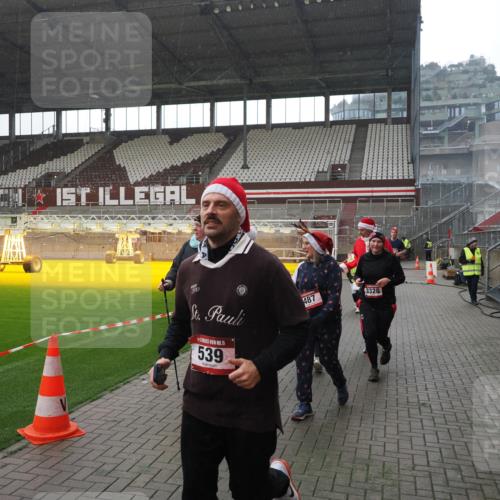 07.12.2025 - St. Pauli X-Mass-Run No. 15 Fabian Wolf http://msf.ph/oto/9419259 07.12.2025 11:30:58 Ziel 203, 487, 539, 554, 579, 581, 848, 1595, 2307, 2308, 2311, 2314, 2317, 2449, 2450, 3328 meine-sportfotos.de