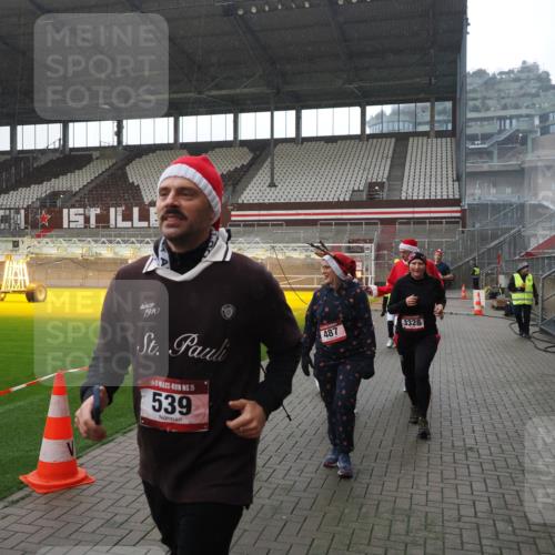 07.12.2025 - St. Pauli X-Mass-Run No. 15 Fabian Wolf http://msf.ph/oto/9419260 07.12.2025 11:30:58 Ziel 203, 487, 539, 554, 579, 581, 848, 1595, 2307, 2308, 2311, 2314, 2317, 2449, 2450, 3328 meine-sportfotos.de