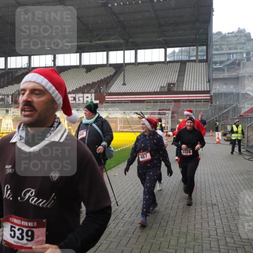 07.12.2025 - St. Pauli X-Mass-Run No. 15 Fabian Wolf http://msf.ph/oto/9419261 07.12.2025 11:30:58 Ziel 203, 487, 539, 554, 579, 581, 848, 1595, 2307, 2308, 2311, 2314, 2317, 2449, 2450, 3328 meine-sportfotos.de