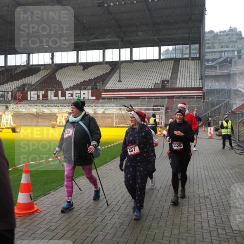 07.12.2025 - St. Pauli X-Mass-Run No. 15 Fabian Wolf http://msf.ph/oto/9419262 07.12.2025 11:30:59 Ziel 203, 329, 487, 539, 554, 579, 581, 848, 1595, 2307, 2308, 2311, 2314, 2317, 2449, 2450, 3328 meine-sportfotos.de