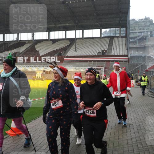 07.12.2025 - St. Pauli X-Mass-Run No. 15 Fabian Wolf http://msf.ph/oto/9419266 07.12.2025 11:31:00 Ziel 203, 329, 487, 539, 554, 579, 581, 848, 1595, 2307, 2308, 2311, 2314, 2317, 2449, 2450, 3328 meine-sportfotos.de