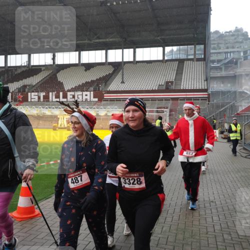 07.12.2025 - St. Pauli X-Mass-Run No. 15 Fabian Wolf http://msf.ph/oto/9419267 07.12.2025 11:31:00 Ziel 203, 329, 487, 539, 554, 579, 581, 848, 1595, 2307, 2308, 2311, 2314, 2317, 2449, 2450, 3328 meine-sportfotos.de