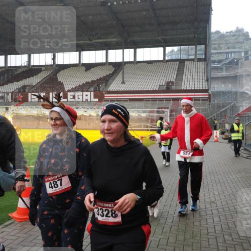 07.12.2025 - St. Pauli X-Mass-Run No. 15 Fabian Wolf http://msf.ph/oto/9419268 07.12.2025 11:31:00 Ziel 203, 329, 487, 539, 554, 579, 581, 848, 1595, 2307, 2308, 2311, 2314, 2317, 2449, 2450, 3328 meine-sportfotos.de