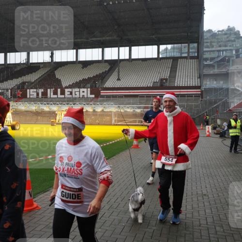 07.12.2025 - St. Pauli X-Mass-Run No. 15 Fabian Wolf http://msf.ph/oto/9419271 07.12.2025 11:31:01 Ziel 203, 329, 487, 539, 554, 579, 581, 848, 1595, 2307, 2311, 2314, 2317, 2449, 2450, 3328 meine-sportfotos.de