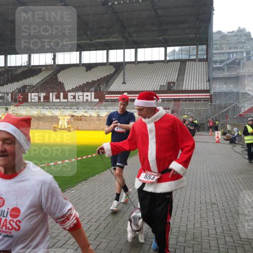 07.12.2025 - St. Pauli X-Mass-Run No. 15 Fabian Wolf http://msf.ph/oto/9419274 07.12.2025 11:31:01 Ziel 203, 329, 487, 539, 554, 579, 581, 848, 1595, 2307, 2311, 2314, 2317, 2449, 2450, 3328 meine-sportfotos.de