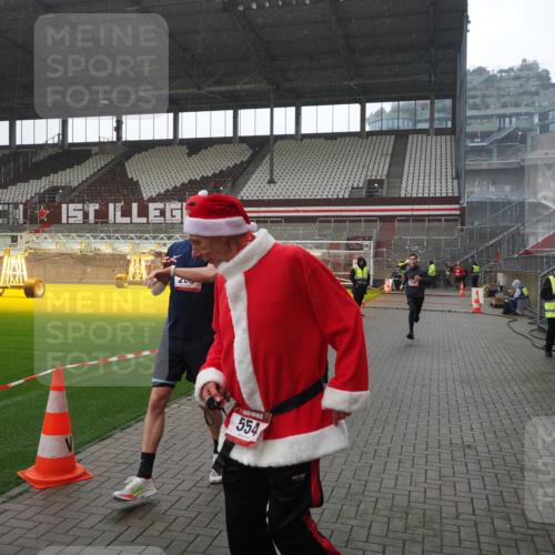 07.12.2025 - St. Pauli X-Mass-Run No. 15 Fabian Wolf http://msf.ph/oto/9419276 07.12.2025 11:31:02 Ziel 203, 329, 487, 539, 554, 579, 581, 848, 1595, 2307, 2311, 2314, 2449, 2450, 3328 meine-sportfotos.de
