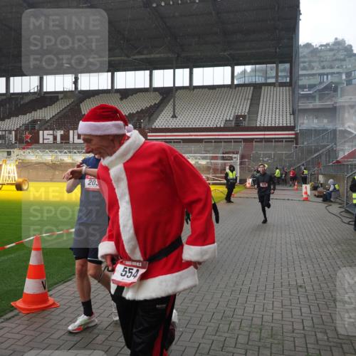 07.12.2025 - St. Pauli X-Mass-Run No. 15 Fabian Wolf http://msf.ph/oto/9419277 07.12.2025 11:31:02 Ziel 203, 329, 487, 539, 554, 579, 581, 848, 1595, 2307, 2311, 2314, 2449, 2450, 3328 meine-sportfotos.de