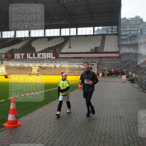 07.12.2025 - St. Pauli X-Mass-Run No. 15 Fabian Wolf http://msf.ph/oto/9419279 07.12.2025 11:31:03 Ziel 203, 329, 539, 554, 579, 581, 1595, 2449, 2450, 3328 meine-sportfotos.de