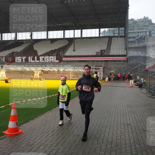 07.12.2025 - St. Pauli X-Mass-Run No. 15 Fabian Wolf http://msf.ph/oto/9419280 07.12.2025 11:31:04 Ziel 203, 329, 539, 554, 1595, 2449, 2450, 3328 meine-sportfotos.de