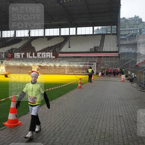 07.12.2025 - St. Pauli X-Mass-Run No. 15 Fabian Wolf http://msf.ph/oto/9419285 07.12.2025 11:31:05 Ziel 203, 329, 554, 1595, 2449, 2450, 3328 meine-sportfotos.de