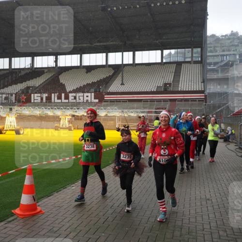 07.12.2025 - St. Pauli X-Mass-Run No. 15 Fabian Wolf http://msf.ph/oto/9419291 07.12.2025 11:31:16 Ziel 203, 329, 1755, 2428, 2429, 2430, 2492, 2493, 3181, 3182, 3184, 3238, 3239, 3352, 3436, 4105 meine-sportfotos.de
