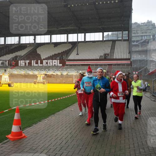 07.12.2025 - St. Pauli X-Mass-Run No. 15 Fabian Wolf http://msf.ph/oto/9419299 07.12.2025 11:31:18 Ziel 329, 1755, 2428, 2429, 2430, 2492, 2493, 3181, 3182, 3184, 3238, 3239, 3352, 3436, 4105 meine-sportfotos.de