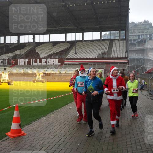07.12.2025 - St. Pauli X-Mass-Run No. 15 Fabian Wolf http://msf.ph/oto/9419300 07.12.2025 11:31:18 Ziel 329, 1755, 2428, 2429, 2430, 2492, 2493, 3181, 3182, 3184, 3238, 3239, 3352, 3436, 4105 meine-sportfotos.de