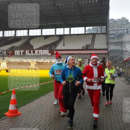 07.12.2025 - St. Pauli X-Mass-Run No. 15 Fabian Wolf http://msf.ph/oto/9419302 07.12.2025 11:31:18 Ziel 329, 1755, 2428, 2429, 2430, 2492, 2493, 3181, 3182, 3184, 3238, 3239, 3352, 3436, 4105 meine-sportfotos.de
