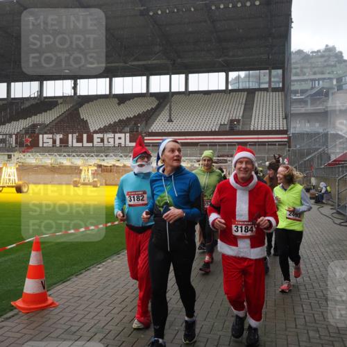 07.12.2025 - St. Pauli X-Mass-Run No. 15 Fabian Wolf http://msf.ph/oto/9419303 07.12.2025 11:31:18 Ziel 329, 1755, 2428, 2429, 2430, 2492, 2493, 3181, 3182, 3184, 3238, 3239, 3352, 3436, 4105 meine-sportfotos.de