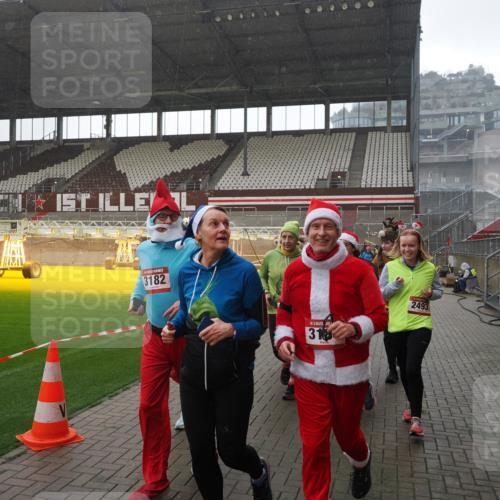 07.12.2025 - St. Pauli X-Mass-Run No. 15 Fabian Wolf http://msf.ph/oto/9419304 07.12.2025 11:31:19 Ziel 329, 1755, 2017, 2428, 2429, 2430, 2492, 2493, 3181, 3182, 3184, 3238, 3239, 3352, 3436, 4105 meine-sportfotos.de