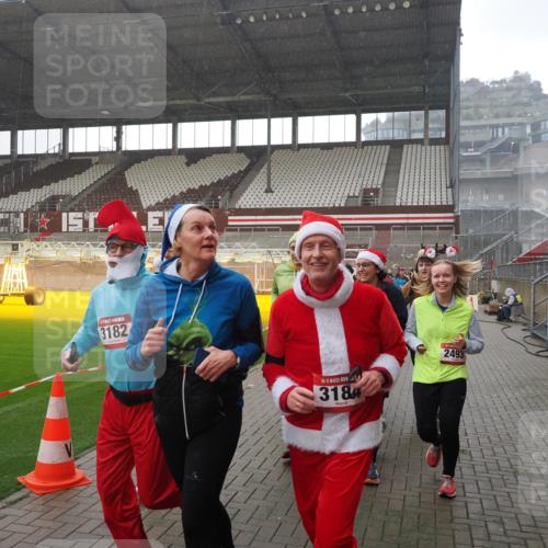 07.12.2025 - St. Pauli X-Mass-Run No. 15 Fabian Wolf http://msf.ph/oto/9419305 07.12.2025 11:31:19 Ziel 329, 1755, 2017, 2428, 2429, 2430, 2492, 2493, 3181, 3182, 3184, 3238, 3239, 3352, 3436, 4105 meine-sportfotos.de