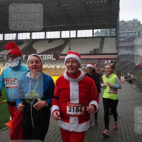 07.12.2025 - St. Pauli X-Mass-Run No. 15 Fabian Wolf http://msf.ph/oto/9419306 07.12.2025 11:31:19 Ziel 329, 1755, 2017, 2428, 2429, 2430, 2492, 2493, 3181, 3182, 3184, 3238, 3239, 3352, 3436, 4105 meine-sportfotos.de