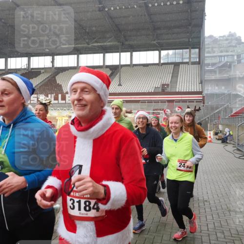 07.12.2025 - St. Pauli X-Mass-Run No. 15 Fabian Wolf http://msf.ph/oto/9419307 07.12.2025 11:31:19 Ziel 329, 1755, 2017, 2428, 2429, 2430, 2492, 2493, 3181, 3182, 3184, 3238, 3239, 3352, 3436, 4105 meine-sportfotos.de