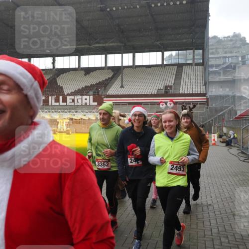 07.12.2025 - St. Pauli X-Mass-Run No. 15 Fabian Wolf http://msf.ph/oto/9419308 07.12.2025 11:31:19 Ziel 329, 1755, 2017, 2428, 2429, 2430, 2492, 2493, 3181, 3182, 3184, 3238, 3239, 3352, 3436, 4105 meine-sportfotos.de