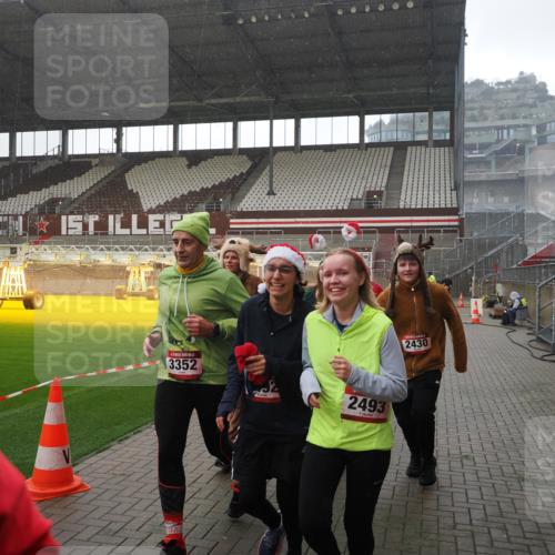 07.12.2025 - St. Pauli X-Mass-Run No. 15 Fabian Wolf http://msf.ph/oto/9419309 07.12.2025 11:31:20 Ziel 1755, 2017, 2428, 2429, 2430, 2492, 2493, 3181, 3182, 3184, 3238, 3239, 3352, 3436, 4105 meine-sportfotos.de
