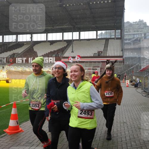07.12.2025 - St. Pauli X-Mass-Run No. 15 Fabian Wolf http://msf.ph/oto/9419310 07.12.2025 11:31:20 Ziel 1755, 2017, 2428, 2429, 2430, 2492, 2493, 3181, 3182, 3184, 3238, 3239, 3352, 3436, 4105 meine-sportfotos.de