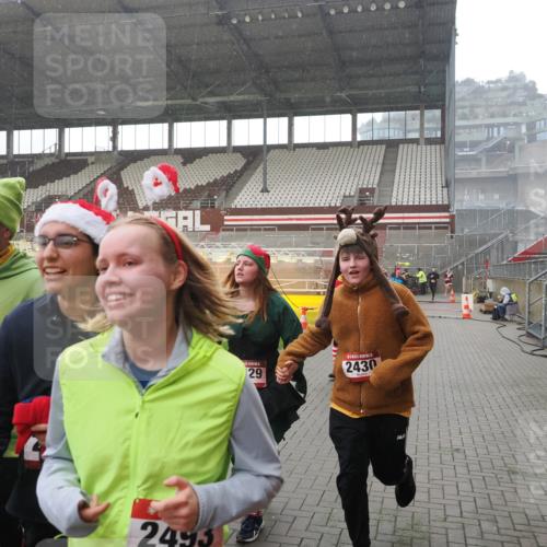 07.12.2025 - St. Pauli X-Mass-Run No. 15 Fabian Wolf http://msf.ph/oto/9419312 07.12.2025 11:31:20 Ziel 1755, 2017, 2428, 2429, 2430, 2492, 2493, 3181, 3182, 3184, 3238, 3239, 3352, 3436, 4105 meine-sportfotos.de